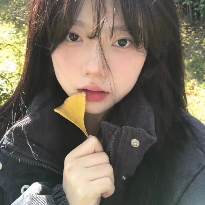 高墙、黑色与帅小伙